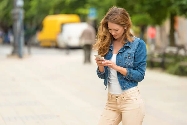 Mujer Bonita Usar Teléfono Ciudad — Foto de Stock