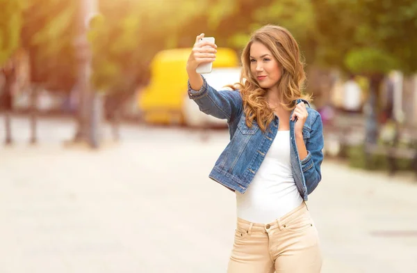 Femeie Frumoasă Își Face Selfie Telefonul Oraș — Fotografie, imagine de stoc