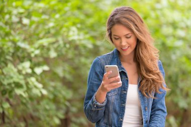 Güzellik kadını doğada elinde telefon ile