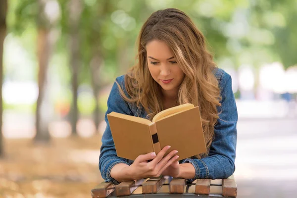 Güzel Kadın Parkta Eski Bir Kitap Okumak — Stok fotoğraf