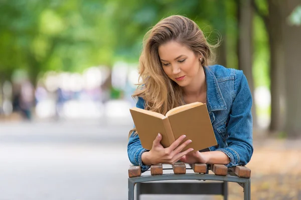 Güzel Kadın Parkta Eski Bir Kitap Okumak — Stok fotoğraf