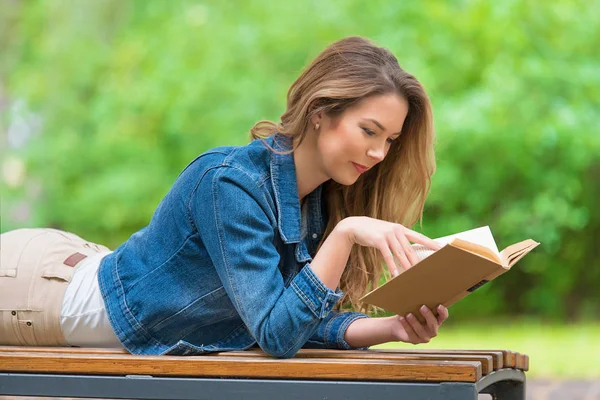 Güzel Kadın Parkta Eski Bir Kitap Okumak — Stok fotoğraf