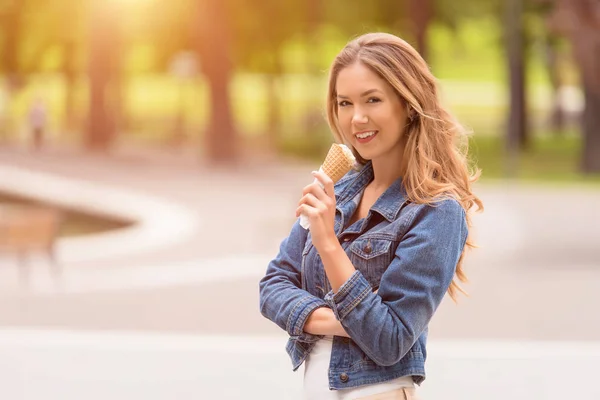 Bellezza Ragazza Mangiare Gelato Estate — Foto Stock