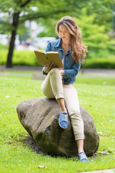 Oturma Parkta Bir Kitap Okuma Beyaz Öğrenci — Stok fotoğraf