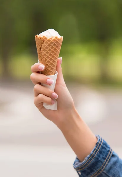 Female Hand Holding Ice Cream Closeup Photo — Stock Photo, Image