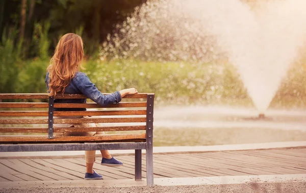 Giovane Donna Seduta Sulla Panchina Nel Parco — Foto Stock