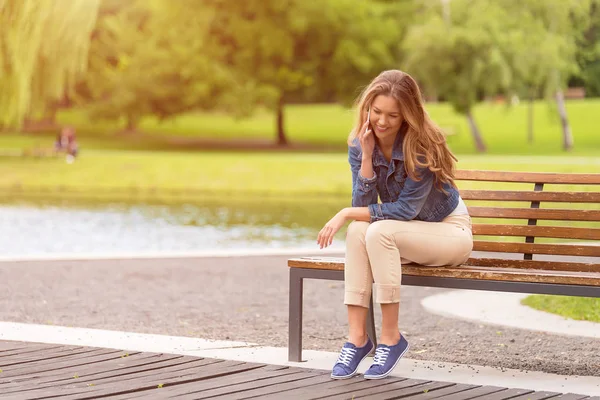 Mujer Joven Sentada Banco Parque — Foto de Stock