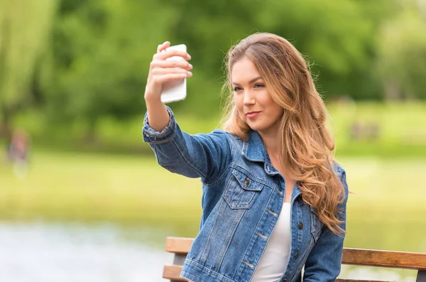 Belleza Mujer Tomando Selfie Con Teléfono Naturaleza — Foto de Stock