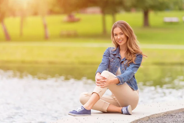 Mujer Belleza Sentada Parque Verde —  Fotos de Stock