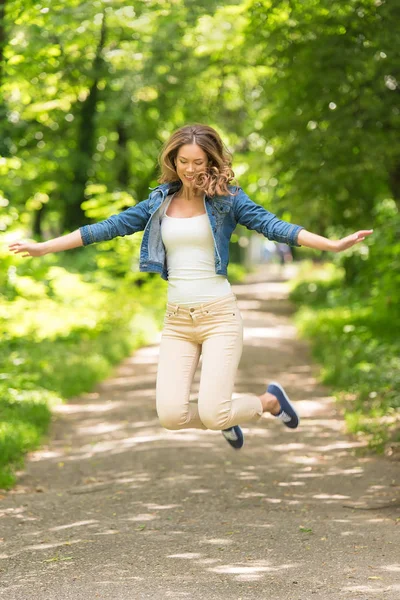 Joven Mujer Feliz Saltando Parque Verde —  Fotos de Stock