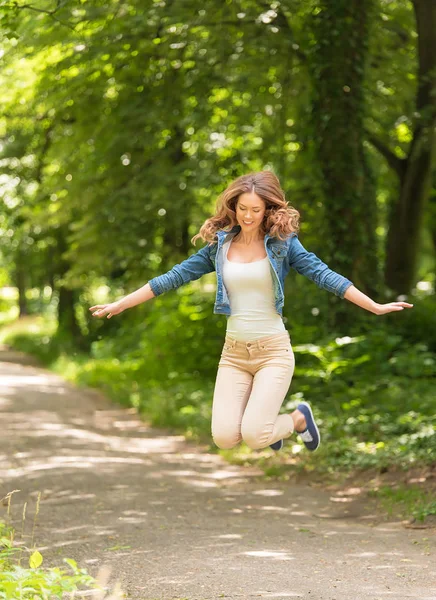 Joven Mujer Feliz Saltando Parque Verde —  Fotos de Stock