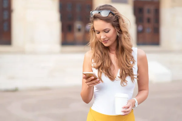 Hermosa Mujer Usar Teléfono Beber Café Calle — Foto de Stock