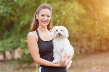 Bichon bolognese köpek parkta güzel sahibi ile