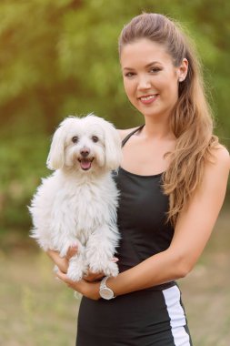 Bichon bolognese köpek parkta güzel sahibi ile