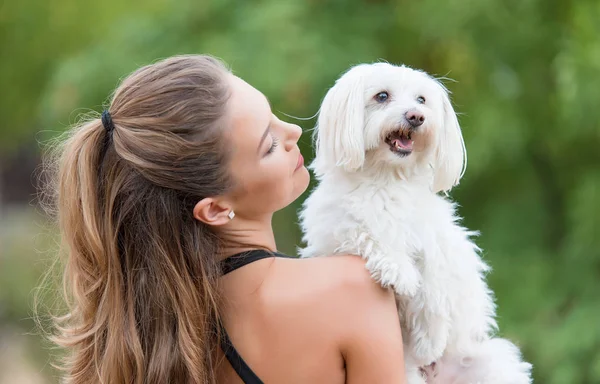 Bichon Bolognese Hund Mit Schöner Besitzerin Park — Stockfoto