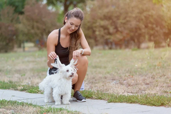 Mulher Bonito Jogar Com Seu Cão Parque — Fotografia de Stock