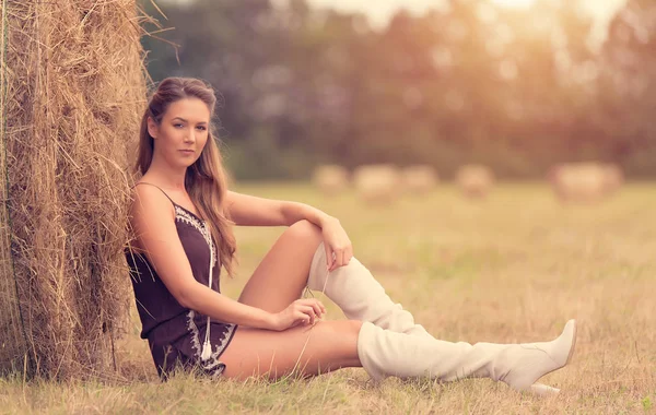 Saman Balya Yaz Aylarında Ile Güzel Bir Kadın Portresi — Stok fotoğraf