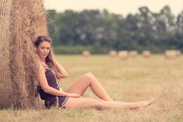 Portrait Une Belle Femme Avec Balle Foin Été — Photo