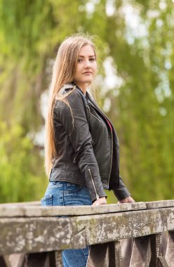 Bir yaz günü doğada güzel genç kadın