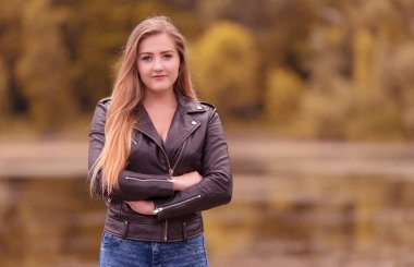 Güzel kadın portre sonbahar parkta