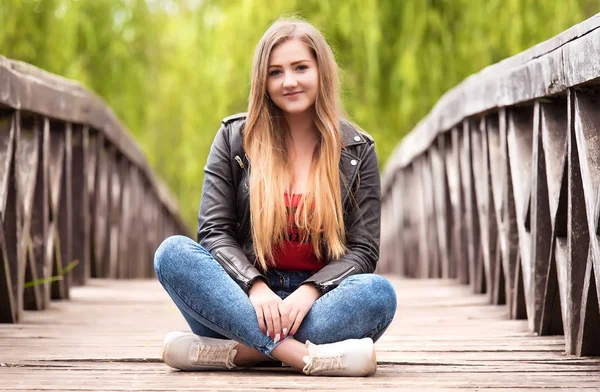 Beautiful Young Woman Sitting Wooden Bridge Smiling Vamera — Stock Photo, Image