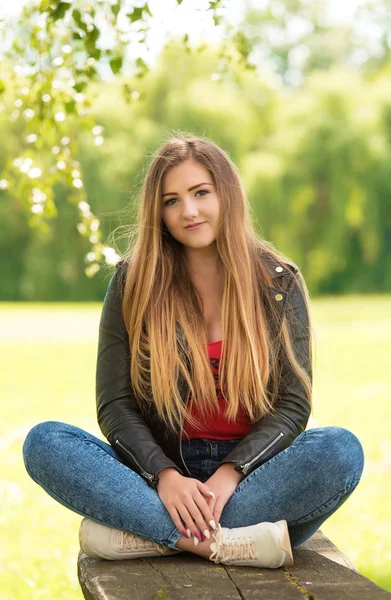 Hermosa Mujer Sentada Banco Parque Verde — Foto de Stock