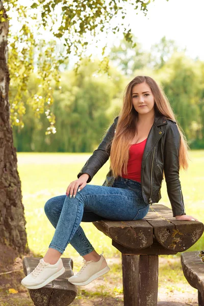 Hermosa Mujer Sentada Banco Parque Verde — Foto de Stock