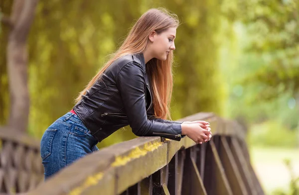 緑豊かな公園で考えて美しい若い女性 — ストック写真