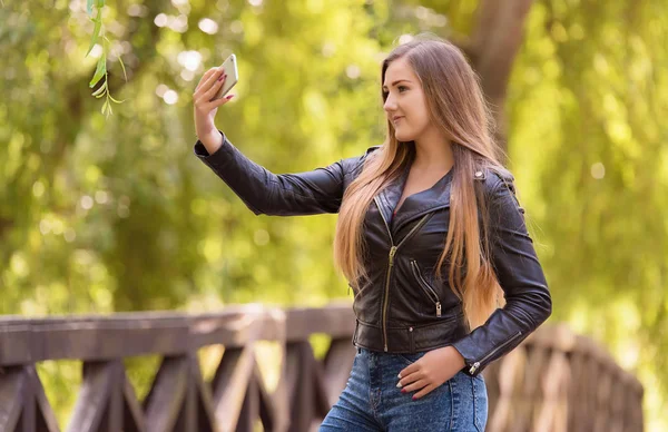 Linda Mujer Joven Tomar Una Selfie Parque —  Fotos de Stock