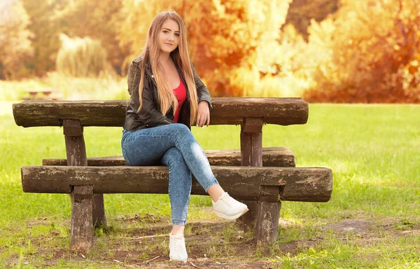 Schöne Frau Sitzt Auf Einer Holzbank Herbstpark — Stockfoto