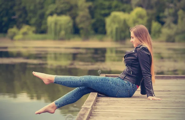 Beautiful Young Woman Posing Wooden Pier — Stock Photo, Image