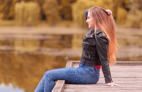 Bella Giovane Donna Posa Sul Molo Legno — Foto Stock