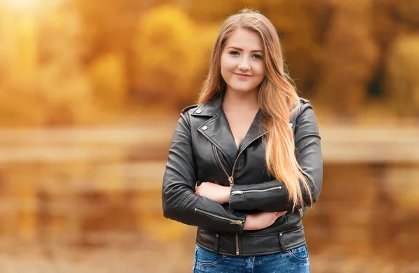 Hermoso Retrato Mujer Parque Otoño —  Fotos de Stock