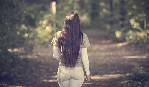 Karanlık Ormanda Yürüyen Güzel Kadın Arkadan Görünüm — Stok fotoğraf