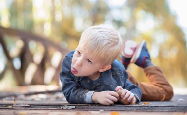 Sevimli küçük çocuk doğal ahşap köprü