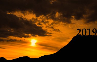 Manzara fotoğraf günbatımı arka plan üzerinde yeni yıl 2019 konseptiyle