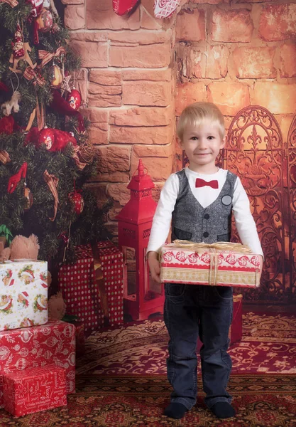 Adorable Child Holding Gift Box — Stock Photo, Image
