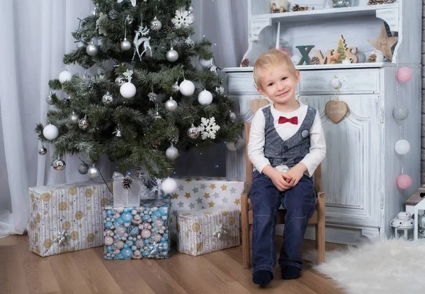 Criança Adorável Sentada Cadeira Perto Árvore Natal — Fotografia de Stock