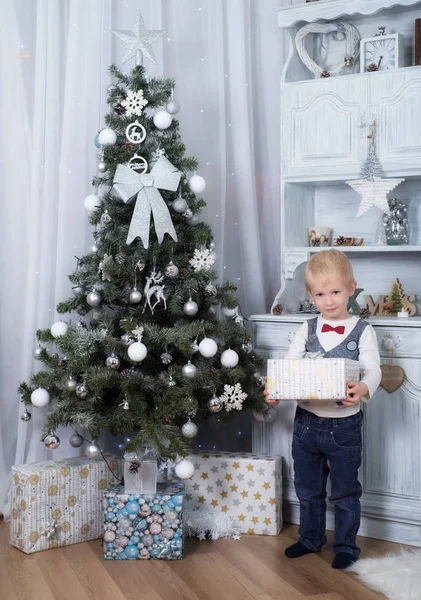Entzückendes Kind Hält Eine Geschenkbox Der Nähe Des Weihnachtsbaums — Stockfoto