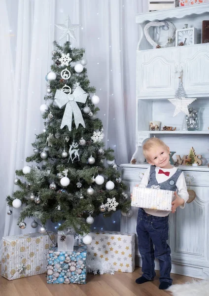 Criança Adorável Segurando Uma Caixa Presente Perto Árvore Natal — Fotografia de Stock