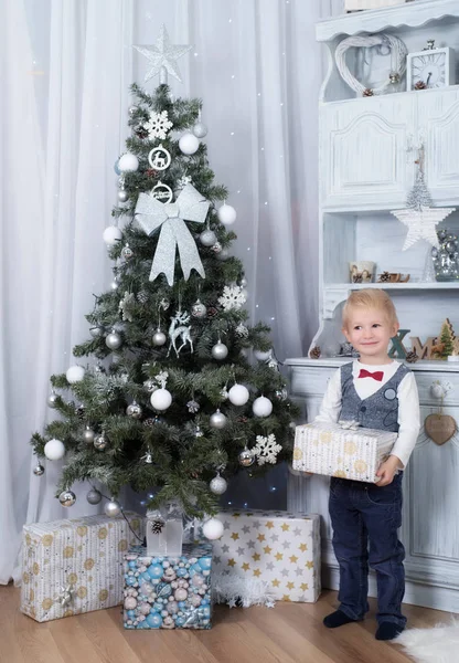 Criança Adorável Segurando Uma Caixa Presente Perto Árvore Natal — Fotografia de Stock