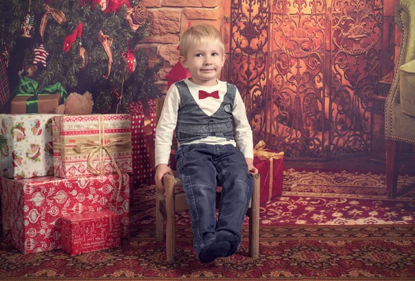Criança Adorável Sentada Cadeira Perto Árvore Natal — Fotografia de Stock