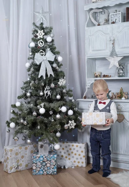Criança Adorável Segurando Uma Caixa Presente Perto Árvore Natal — Fotografia de Stock