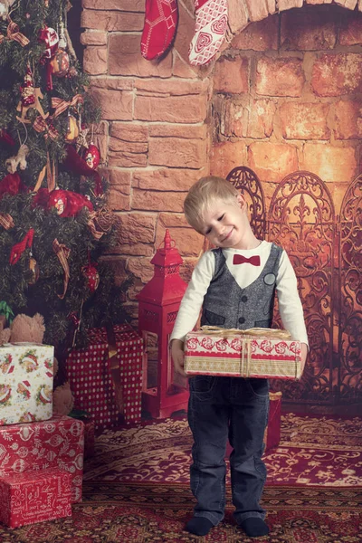 Очаровательный Ребенок Подарочной Коробкой — стоковое фото