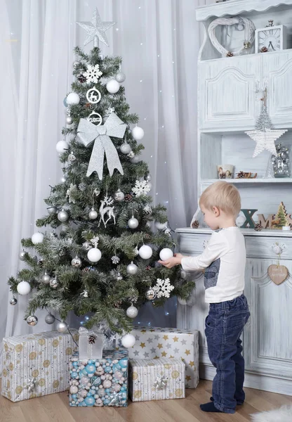Adorabile Ragazzo Biondo Gioca Con Palla Natale — Foto Stock