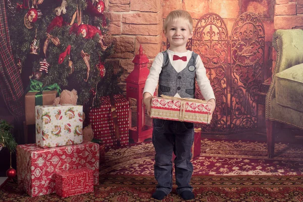 Entzückendes Kind Mit Einer Geschenkschachtel — Stockfoto