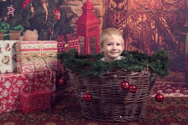 Criança Adorável Cesta Perto Árvore Natal — Fotografia de Stock