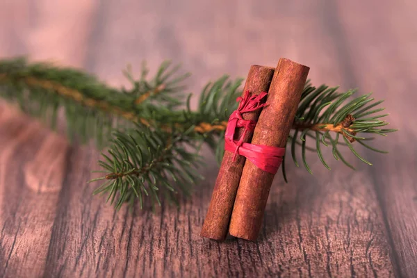 Borové Větve Skořicí Dřevěné Pozadí Vánoční Koncept — Stock fotografie