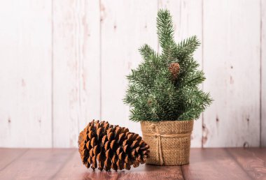 Çam kozalağı ahşap zemin ile Noel ağacı