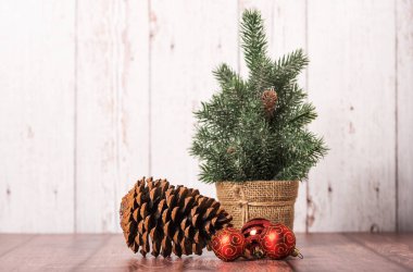 Ahşap bir arka planda Noel ağacı